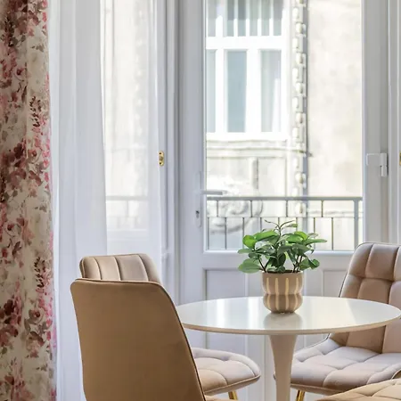 Fusion In Downtown Apartment Budapest